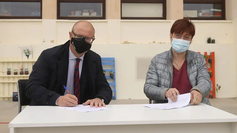 l consejero Gimeno y la alcaldesa de Sesma, María Rosario Echávarri en la firma del convenio. GOBIERNO DE NAVARRA