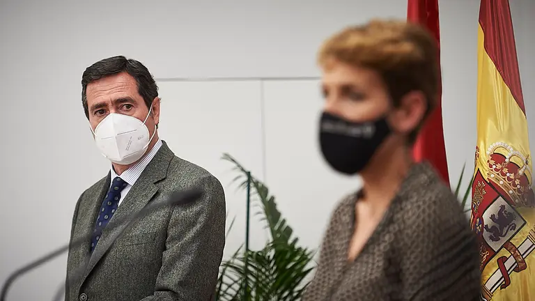 La presidenta del Gobierno de Navarra, María Chivite, el presidente de la CEOE (Confederación Española de Organizaciones Empresariales), Antonio Garamendi y el presidente de la CEN, Juan Miguel Sucunza, después de la reunión mantenida. PABLO LASAOSA