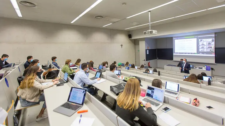 Alumnos durante una clase en la Facultad de Comunicación de la Universidad de Navarra. UNAV