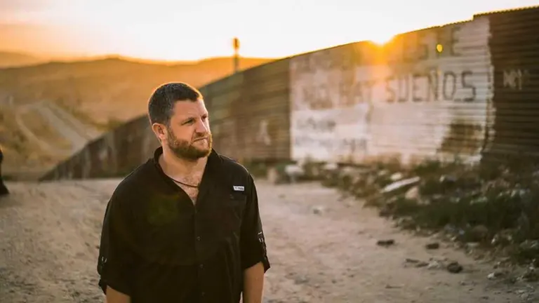 Fotografía facilitada por Discovery Max del periodista navarro David Beriáin, asesinado en Burkina Faso, junto al cámara Roberto Fraile, también asesinado cerca de la frontera con Benin, cuando rodaban un documental sobre la caza furtiva. EFE/ DISCOVERY MAX