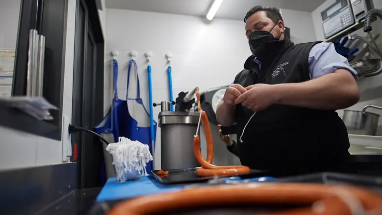 Pescadería Víctor en la Calle Iturrama en la que se prepara la 'txistomar'. MIGUEL OSÉS