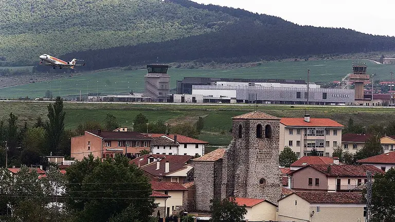 Un avión despega del aeropuerto de Noáin con el pueblo de Esquíroz debajo. ARCHIVO