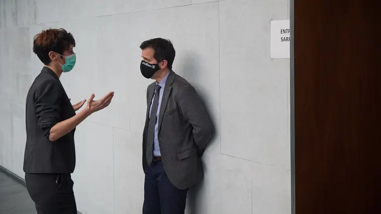 La consejera de Economia y Hacienda Elma Saiz habla con el consejero de desarrollo econ&oacute;mico Mikel Irujo. MIGUEL OS&Eacute;S