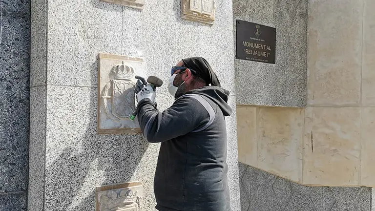 Retirada la laureada del escudo de Navarra en el monumento a Jaume I en Salou. GOBIERNO DE NAVARRA