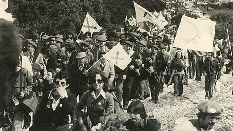 Carlistas en pleno ascenso a la cima de Montejurra. Cedida.