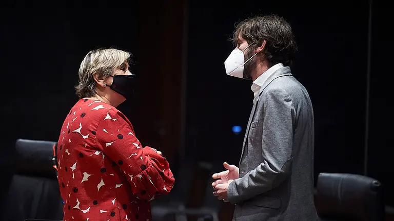 La parlamentaria de Izquierda - Ezkerra, Marisa de Simón habla con Mikel Buil, de Podemos. PABLO LASAOSA