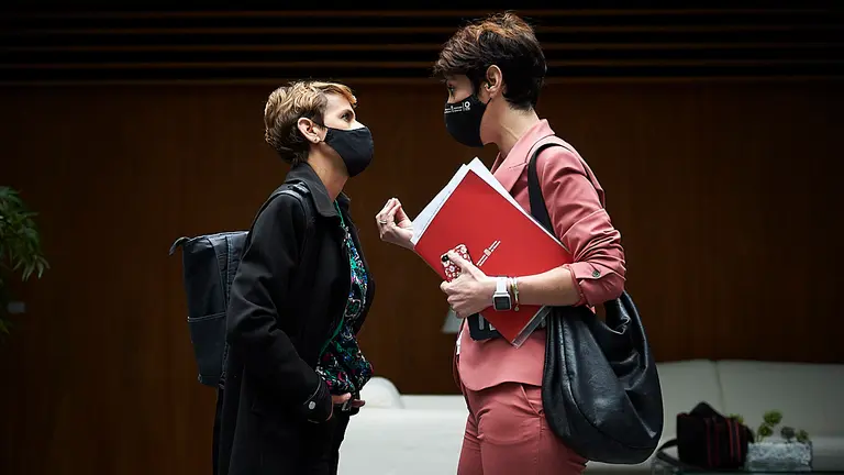 La presidenta del Gobierno, María Chivite(i) habla con Elma Saiz, consejera de Hacienda. PABLO LASAOSA