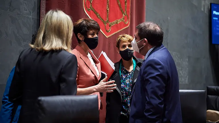 La consejera de de Hacienda, Elma Saiz junto a la presidenta del Gobierno, María Chivite, hablan con el presidente del Parlamento, Unai Hualde. PABLO LASAOSA