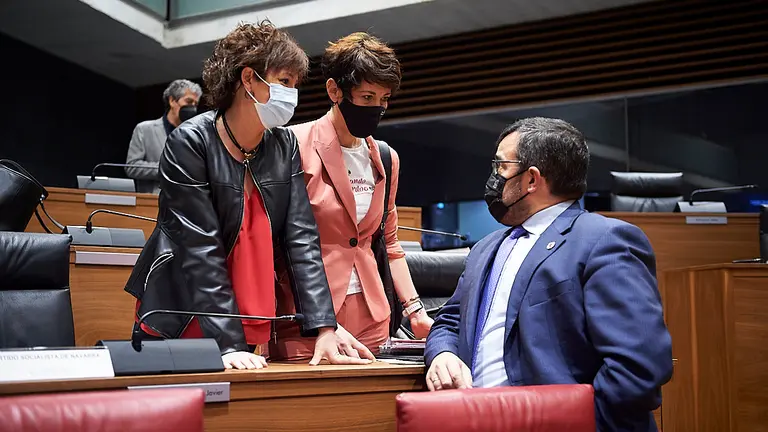 Ainhoa Unzu y Elma Saiz, consejera de Hacienda, hablan con Javier Remírez, vicepresidente del Gobierno. PABLO LASAOSA