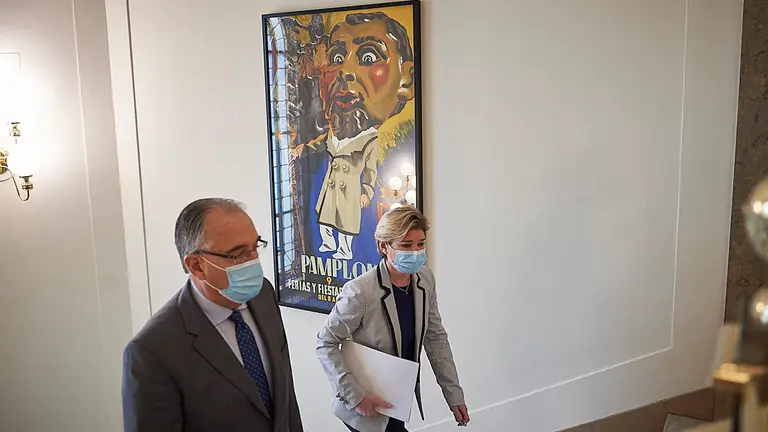 El alcalde de Pamplona, Enrique Maya, y la concejala delegada de Cultura e Igualdad, María García-Barberena, presentan el programa de actividades y de ocio seguro organizado por el Ayuntamiento de Pamplona para este verano. PABLO LASAOSA