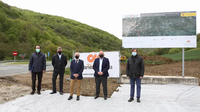 Jesús Polo, Francisco Mariezcurrena, Bernardo Ciriza, José Luis Arasti y Pedro López durante la visita a las obras en la N-121-A. GOBIERNO DE NAVARRA