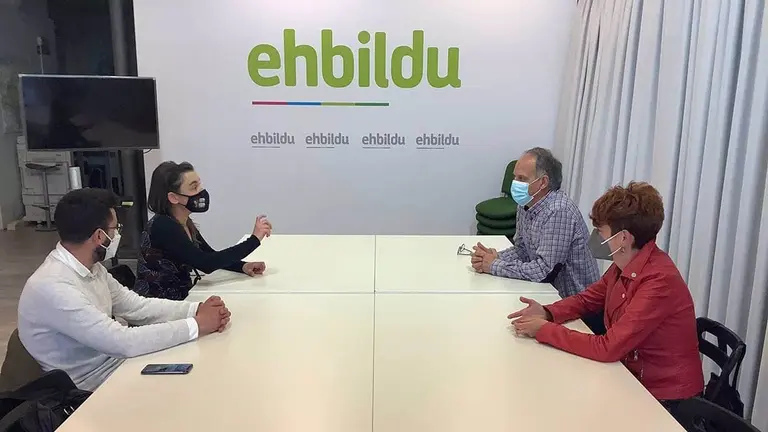 Reunión entre Begoña Alfaro, coordinadora autonómica de Podemos Navarra, con los parlamentarios de EH Bildu, Adolfo Araiz y Bakartxo Ruiz.

La coordinadora autonómica de Podemos Navarra, Begoña Alfaro, se han reunido este viernes con los parlamentarios de EH Bildu, Bakartxo Ruiz y Adolfo Araiz, dentro de la ronda de contactos que está manteniendo tras su reciente elección para el cargo en Asamblea Ciudadana. PODEMOS