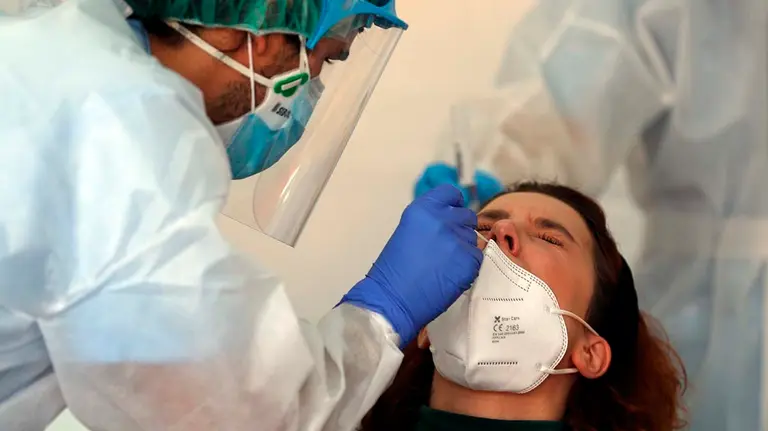 Un mujer se somete a una prueba PCR. EFE/LUIS TEJIDO/Archivo