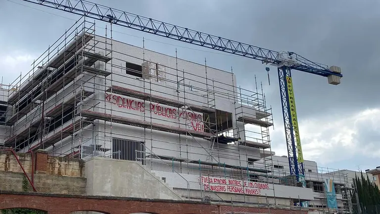 Imagen de la fachada de la residencia con las pintadas.