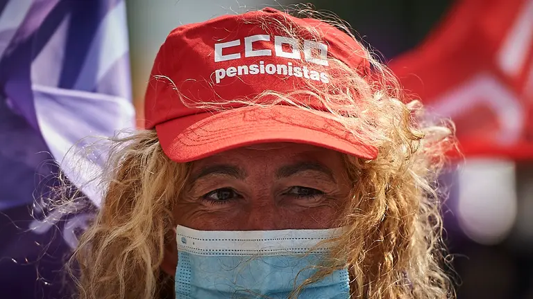 Los sindicatos CCOO y UGT se manifiestan durante el primero de mayo, Día del Trabajador. PABLO LASAOSA
