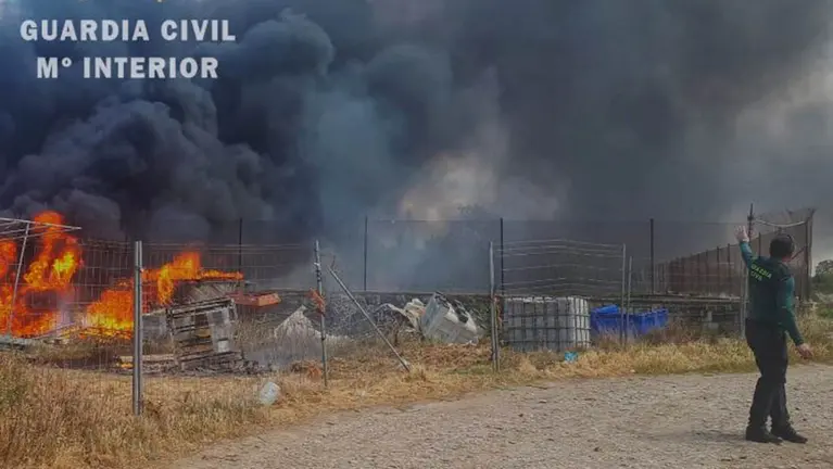 Imagen del incendio en Cadreita. GUARDIA CIVIL