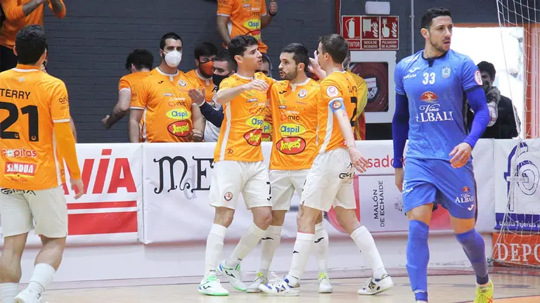 Los jugadores del Ribera Navarra celebran un gol ante el Valdepeñas. Cedida.