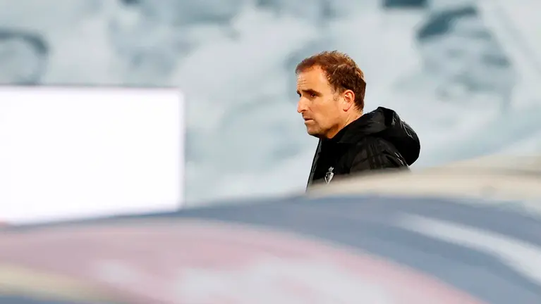 El técnico de Osasuna, Jagoba Arrasate, durante el encuentro correspondiente a la jornada 34 de primera división que disputan hoy sábado frente al Real Madrid en el estadio Alfredo Di Stéfano, en Madrid. EFE/Chema Moya.