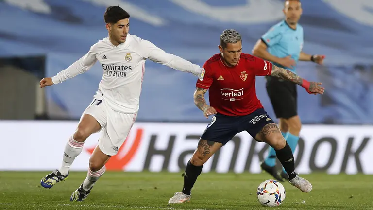 Chimy Ávila en pugna por el balón ante el Real Madrid. CA Osasuna