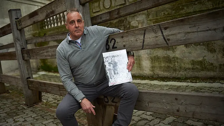 Jokin Zuasti, corredor del encierro, junto a su nuevo libro que presenta sobre sus 50 años corriendo encierros. PABLO LASAOSA