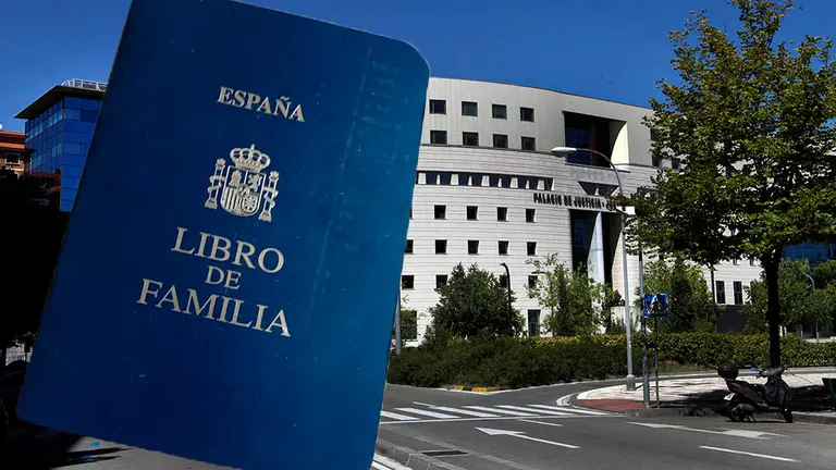 Vista del Palacio de Justicia de Pamplona y de un libro de familia. ARCHIVO