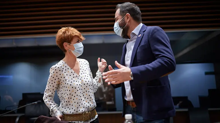 El portavoz del PSN, Ramón Alzorriz, habla con la portavoz de Eh Bildu, Bakartxo Ruiz, durante la mesa y junta de portavoces de este lunes. MIGUEL OSÉS