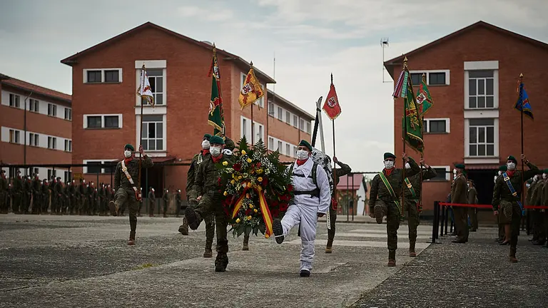 La ministra de Defensa, Margarita Robles y la presidenta del Gobierno de Navarra, María Chivite, visitan el Regimiento Amércia 66, al que pertenecía un soldado fallecido después de vacunarse con AstraZeneca. PABLO LASAOSA