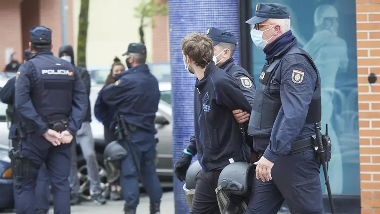 Dos agentes de Policía Nacional llevan detenido a uno de los miembros de Gazte Koordinadora Sozialista, a 27 de abril de 2021, en Pamplona, Navarra (España). EDUARDO SANZ. EUROPA PRESS