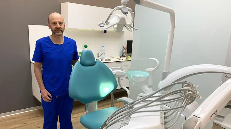Ignacio Sainz de Murieta en su clínica dental de la calle Bergamín en Pamplona. Navarra.com
