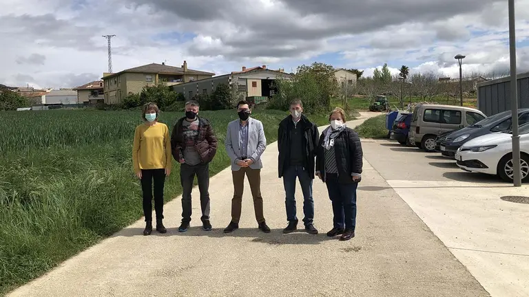De izquierda a derecha, la directora del colegio de Abárzuza, Kalen Artze; el concejal Carlos Busto; el director general de Administración Local y Despoblación, Jesús Mª Rodríguez; el alcalde de Abárzuza, Alberto Pagola; y la concejala Carmen Izcue. GOBIERNO DE NAVARRA