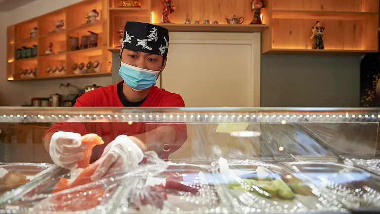 Uno de los trabajadores del nuevo restaurante Sushi House, ubicado en el Paseo de Sarasate  PABLO LASAOSA