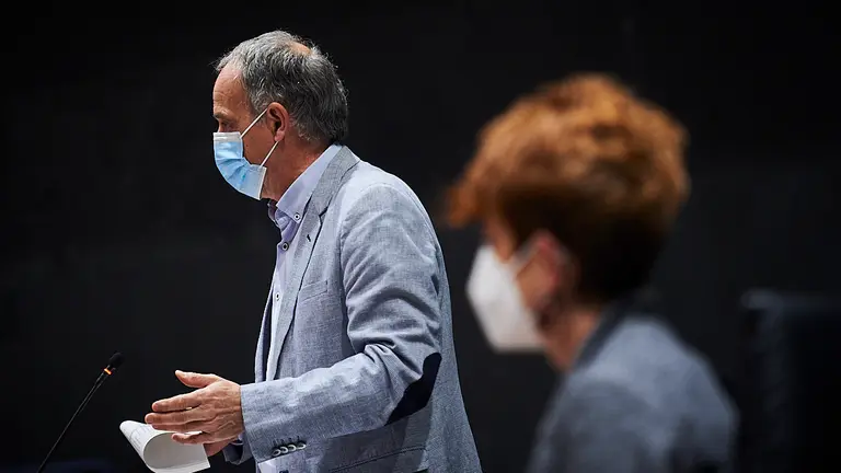 Adolfo Araiz interviene junto a Bakartxo Ruiz, en el Parlamento. PABLO LASAOSA