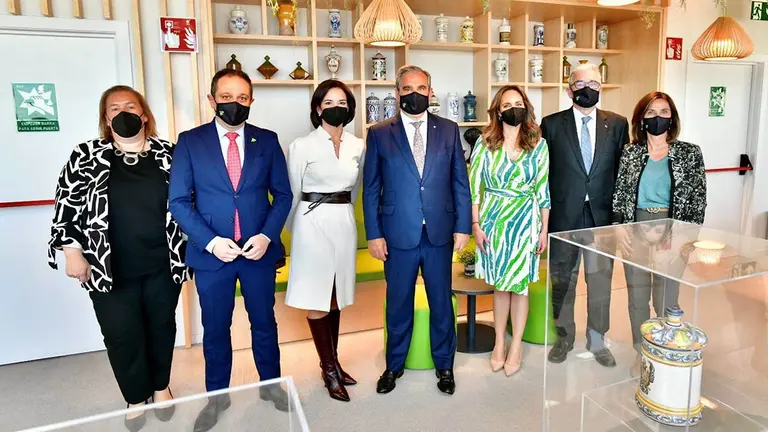 Marta Galipienzo, vicepresidenta; Juan Pedro Rísquez, vicepresidente; Raquel Martínez, secretaria general; Jesús Aguilar, presidente; Ana López-Casero, tesorera; Jordi de Dalmases, vicepresidente y Cristina Tiemblo, contadora.
SOCIEDAD ESPAÑA EUROPA NAVARRA
COLEGIO DE FARMACÉUTICOS DE NAVARRA