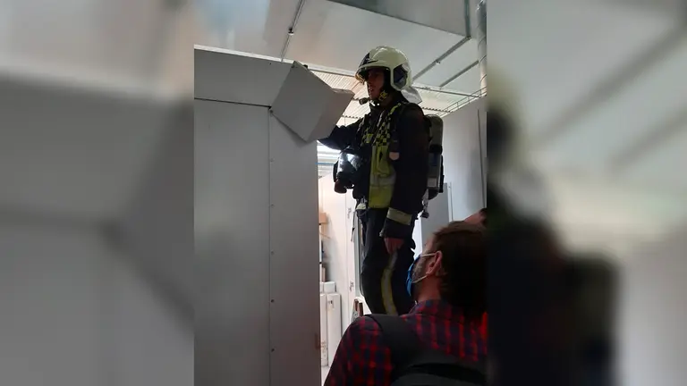 Imagen de los bomberos en el interior de la fábrica Schneider Electric de Puente la Reina. BOMBEROS DE NAVARRA