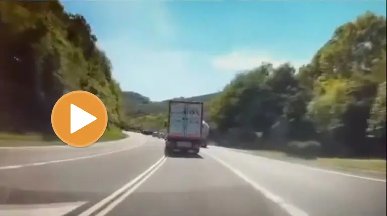 Imagen del vídeo del adelantamiento compartido por la Policía Foral. PF