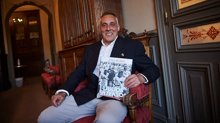 El corredor del encierro, Jokin Zuasti, presenta su nuevo libro 'Julios Intensos' en el Casino Iruña. PABLO LASAOSA