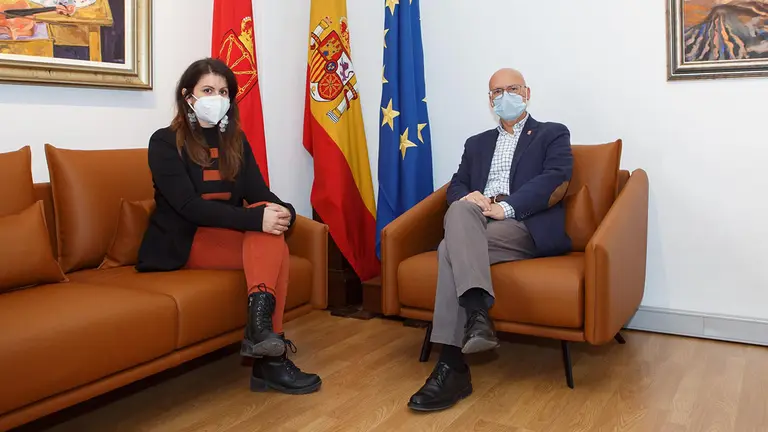 La alcaldesa de Lodosa, Lourdes San Miguel, y el consejero de Cohesión Territorial, Bernardo Ciriza. GOBIERNO DE NAVARRA