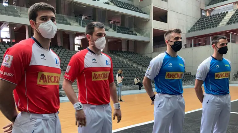 José Javier Zabaleta, el primero por la izquierda, en la elección de material. Aspepelota