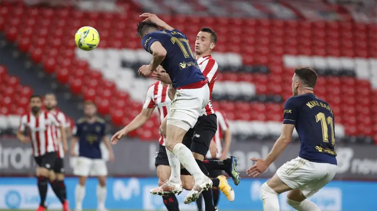 Remate de cabeza de Budimir en el partido Athletic - Osasuna en Bilbao. @CAOsasuna