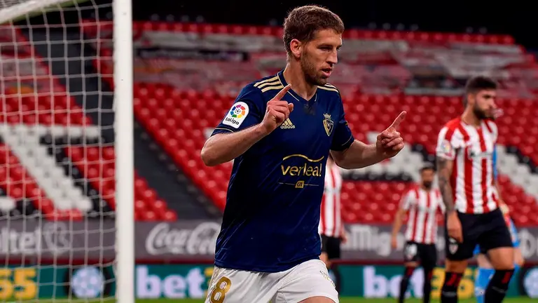 El centrocampista serbio del Osasuna celebra el gol marcado ante el Athletic Club durante el encuentro correspondiente a la jornada 35 de primera división que disputan hoy sábado en el estadio de San Mamés, en Bilbao. EFE/Miguel Toña.