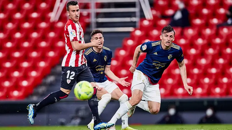 Ante Budimir observa el balón durante el partido Athletic - Osasuna en Bilbao.
AFP7  / Europa Press
8/5/2021 ONLY FOR USE IN SPAIN