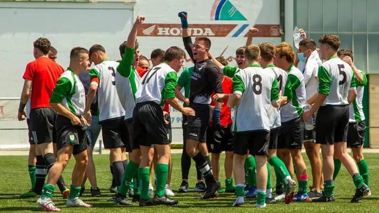 Los jugadores de Oberena disfrutan de su ascenso a la División de Honor juvenil. Facebook Oberena fútbol 90 minutos
