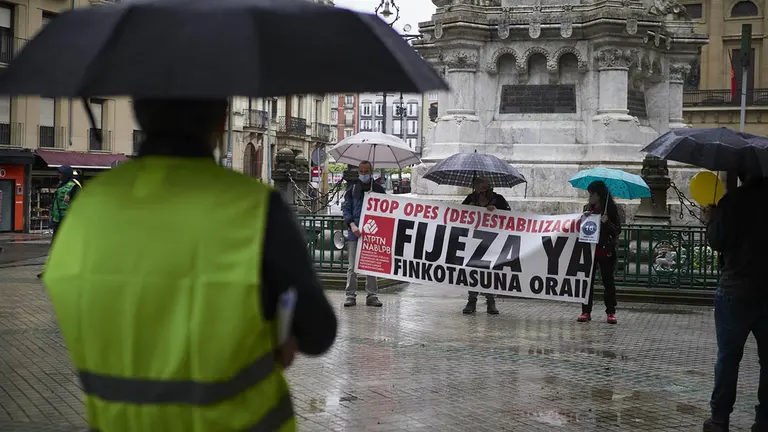 Concentración de trabajadores públicos temporales para reclamar la fijeza y la paralización de las OPE de estabilización. EDUARDO SANZ - EUROPA PRESS