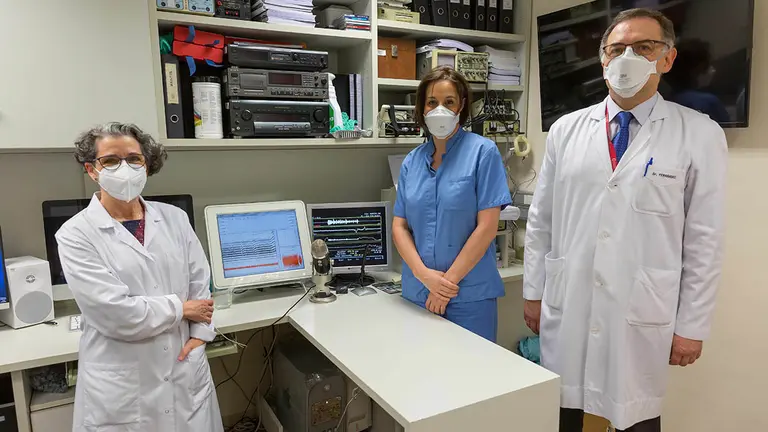 De izq. a dcha.: La Dra. Ana Martínez, autora de la tesis, Beatriz del Río, técnico de la Clínica, y el Dr. Secundino Fernández, especialista de Otorrinolaringología de la Clínica. UNIVERSIDAD DE NAVARRA