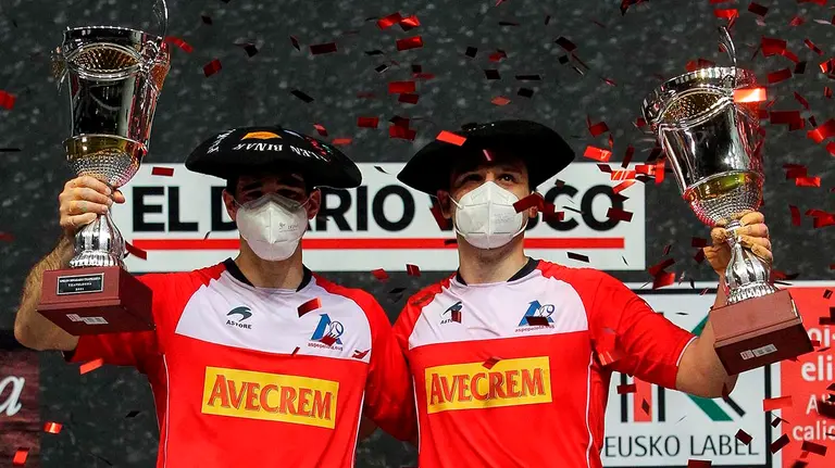 Los pelotaris Danel Elezkano y José Javier Zabaleta tras proclamarse campeones del Final de Parejas en el partido que han disputado hoy domingo frente a la pareja formada por Jon Ander Peña y Jon Ander Albisu en el frontón Bizkaia, en Bilbao. EFE/Miguel Toña