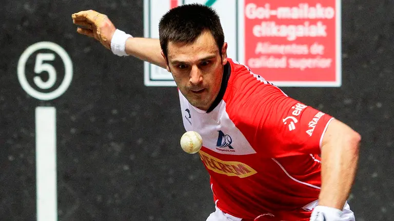 El pelotari Danel Elezkano durante la final de parejas de Pelota Mano en la que se ha proclamado campeón junto a José Javier Zabaleta, en el partido que han disputado hoy domingo frente a la pareja formada por Jon Ander Peña y Jon Ander Albisu en el frontón Bizkaia, en Bilbao. EFE/Miguel Toña