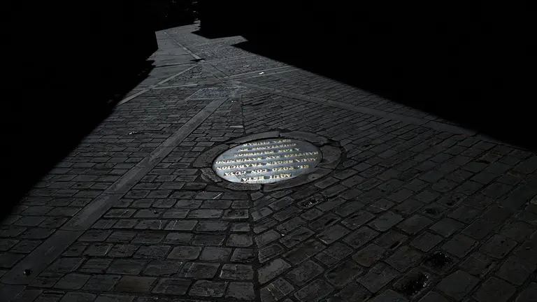 Placa en el lugar en el que se situaba el pozo en el que San Saturnino bautizó a San Fermín en el exterior de la iglesia de San Cernin de Pamplona. MIGUEL OSÉS