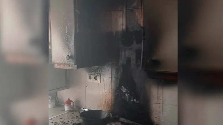 Imagen de la cocina del barrio de San Juan tras el incendio. BOMBEROS DE NAVARRA