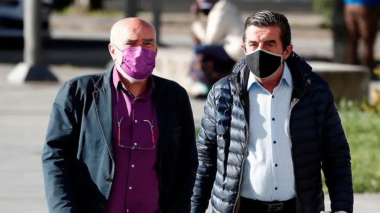 Los exdirectivos de Osasuna Manuel Ganuza, a la izquierda, y José Manuel Purroy llegan al Palacio de Justicia de Navarra EFE/ Jesús Diges.