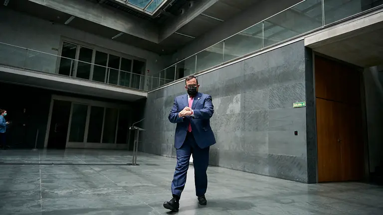 El vicepresidente del Gobierno de Navarra, Javier Remírez, atiende a los medios de comunicación para valorar el auto del TSJN sobre la desestimación del toque de queda debido a la crisis sanitaria del coronavirus. PABLO LASAOSA